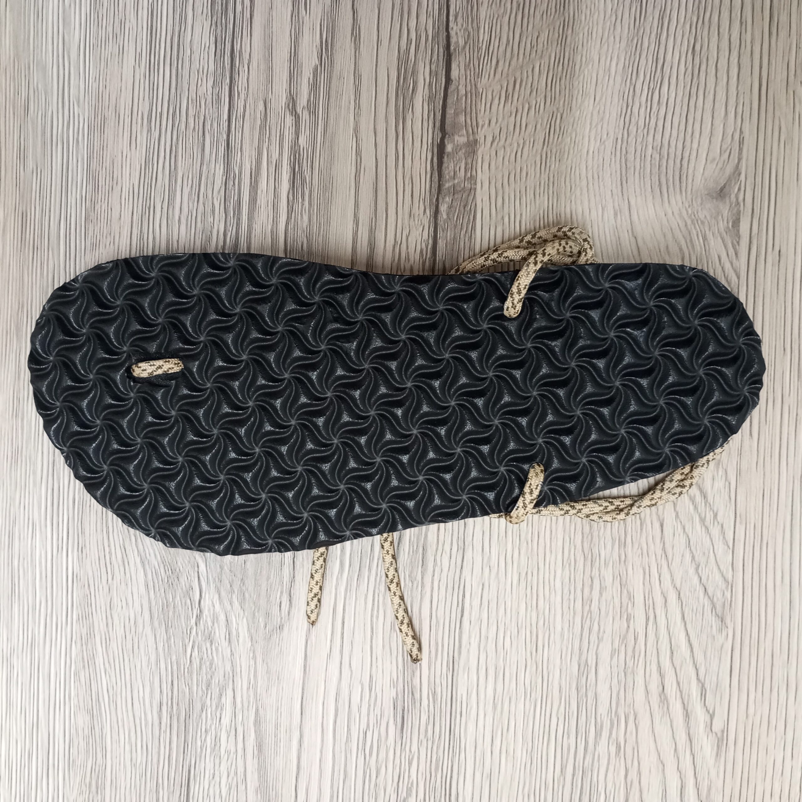 送料無料】軽さ × 裸足感覚 × アーシング。新しい“素足スタイル